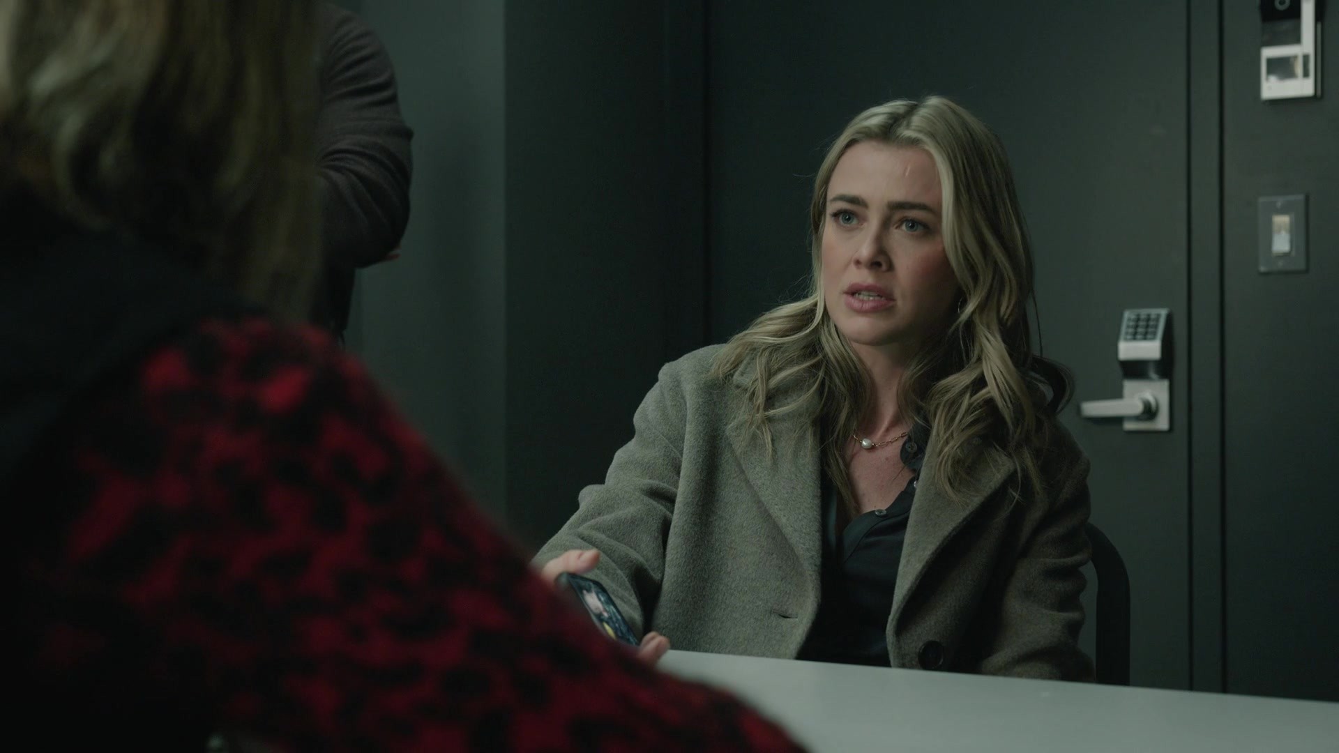 melissaroxburgharchives_thehuntingparty_3x08_caps_0203.jpg